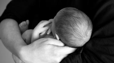 Menggemaskan Bayi Lucu Ini Tak Ingin Lepas Dari Pelukan Ayahnya Lifestyle Fimela Com