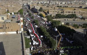 Bendera Yaman dibentangkan saat demonstrasi mengecam pembakaran Al-Quran oleh seorang politisi Swedia di ibu kota Sanaa pada 23 Januari 2023. Ribuan warga Yaman di ibu kota Sanaa turut berunjuk rasa. (AFP/Mohammed Huwais)