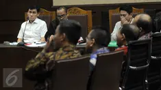 Terdakwa mantan Presiden Direktur Agung Podomoro Land, Ariesman Widjaja (kemeja putih) saat mendengarkan kesaksian empat orang saksi yang dihadirkan dalam sidang kasus suap reklamasi Teluk Jakarta, Rabu (20/7). (Liputan6.com/Helmi Afandi)