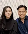 Rika Tolento Kato memiliki gaya fashion yang begitu sederhana. Ia banyak memilih siluet basic yang tak lekang oleh waktu. [Foto: Instagram/ Yusril Ihza Mahendra]