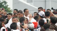 Seusai memberikan pidato dalam acara deklarasi, pendukung Jokowi meminta foto bersama. (Huyogo Simbolon)
