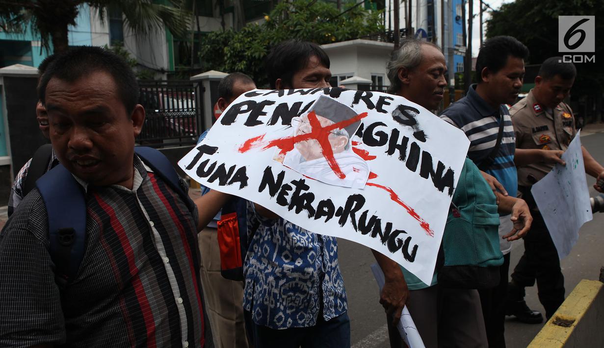 Massa penyandang disabilitas saat menggelar aksi di kantaro MUI, Jakarta, Rabu (14/11). Aksi mereka untuk menyikapi pernyataan cawapres nomor urut 01, Ma’ruf Amin yang mengatkan “budek dan buta” beberapa waktu lalu. (Merdeka.com/Imam Buhori)