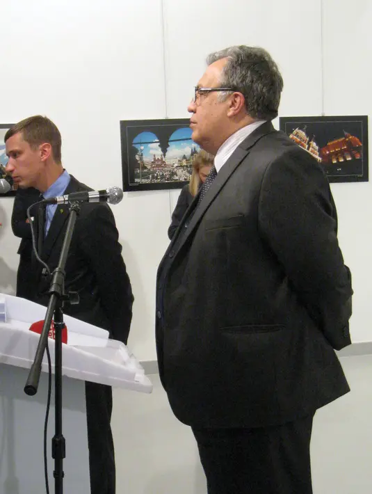 Dubes Rusia untuk Turki, Andrei Karlov, menyampaikan sambutan sesaat sebelum insiden penembakan dirinya di sebuah galeri seni di Ankara, Senin (19/12). Dubes Rusia tewas ditembak dari belakang oleh seorang anggota kepolisian. (REUTERS/Ugur Kavas)
