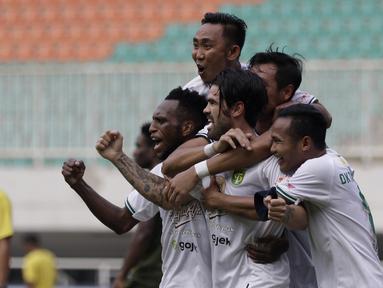 Pemain Persebaya Surabaya merayakan gol yang dicetak Aryn Williams ke gawang Tira Persikabo pada laga Shopee Liga 1 di Stadion Pakansari, Bogor, Sabtu (9/11). Persebaya tahan imbang Tira Persikabo 2-2. (Bola.com/Yoppy Renato)