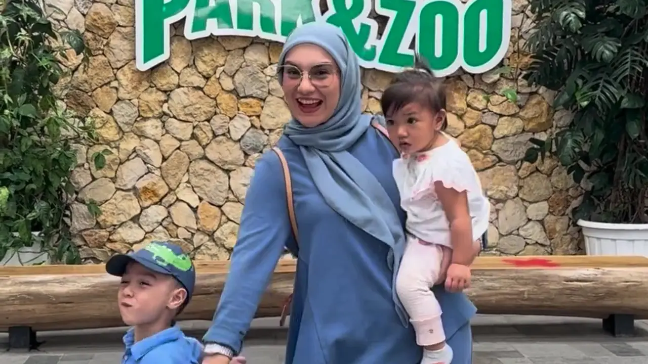 [Fimela] Irish Bella liburan dengan anak