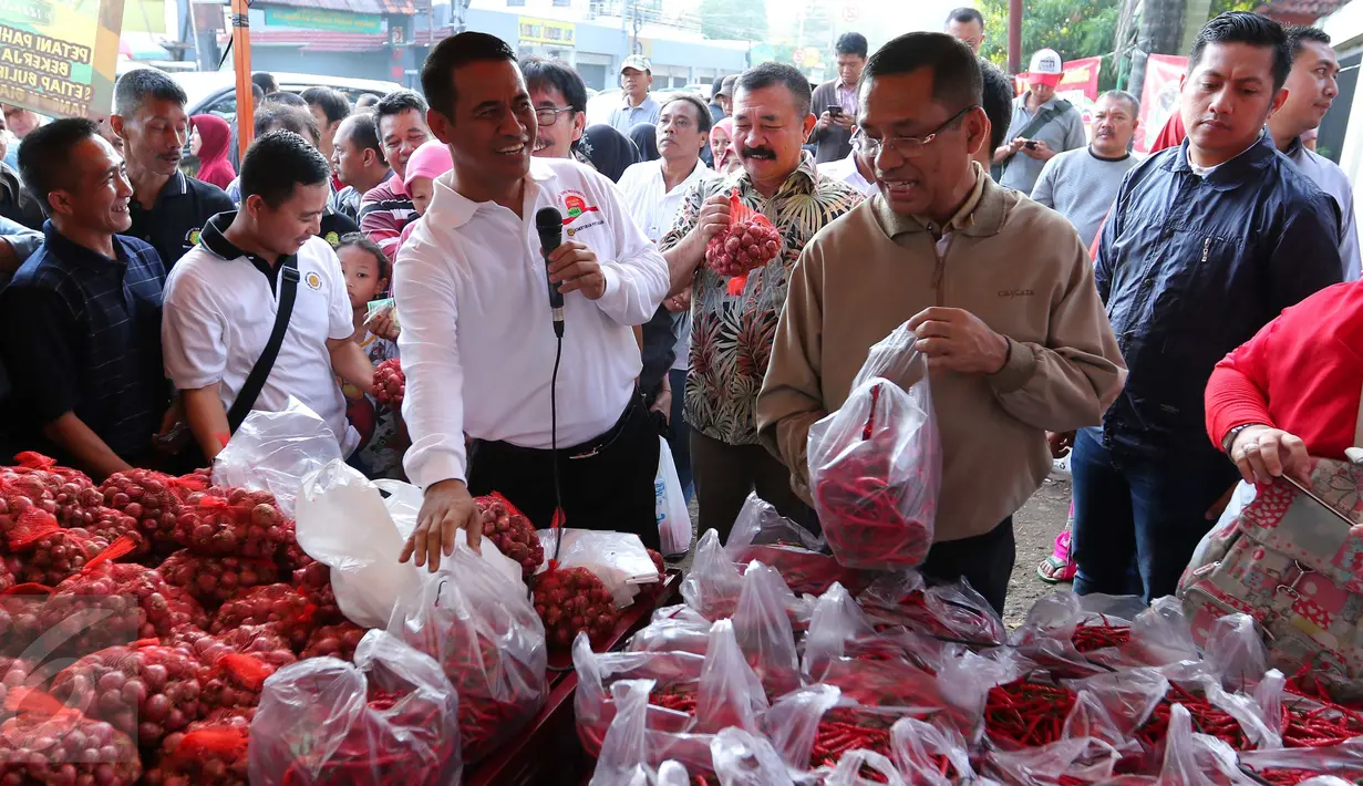 Menteri Pertanian Amran Sulaiman bersama dengan Menteri Perindustrian Saleh Husin saat meninjau oprasi pasar murah di Jakarta, Minggu (12/6). (Liputan6.com/Angga Yuniar)