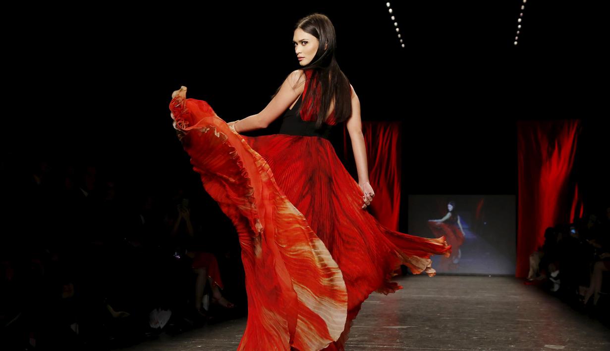 Miss Universe 2015, Pia Alonzo Wurtzbach membawakan gaun berwarna merah rancangan Macy dengan tema Go Red For Women Red di New York Fashion Week (11/2/2016). (REUTERS/Andrew Kelly)
