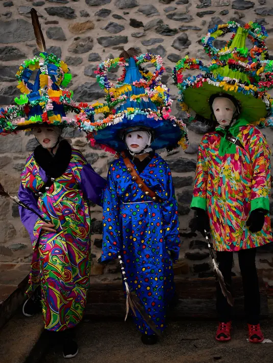 Sekelompok peserta mengenakan pakaian tradisional dan topi yang dikenal sebagai '' Ttutturo '' saat berpartisipasi dalam karnaval di desa Pyrenees Leitza, Spanyol (30/1). Bulu yang ada pada Ttutturo ini menyimbolkan tanah. (AP Photo / Alvaro Barrientos)