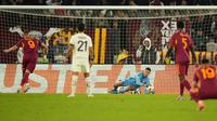 Penalti Artem Dovbyk berhasil digagalkan Berke Ozer dalam laga AS Roma vs Lille di Liga Europa, Kamis (2/10/2025). (AP Photo/Andrew Medichini)