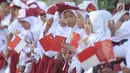 Sejumlah murid menyambut kedatangan PM China Li Keqiang di kawasan Istana Bogor, Senin (7/5). Li juga akan membahas peningkatan hubungan kerja sama perdagangan Indonesia-China. (Merdeka.com/Arie Basuki)