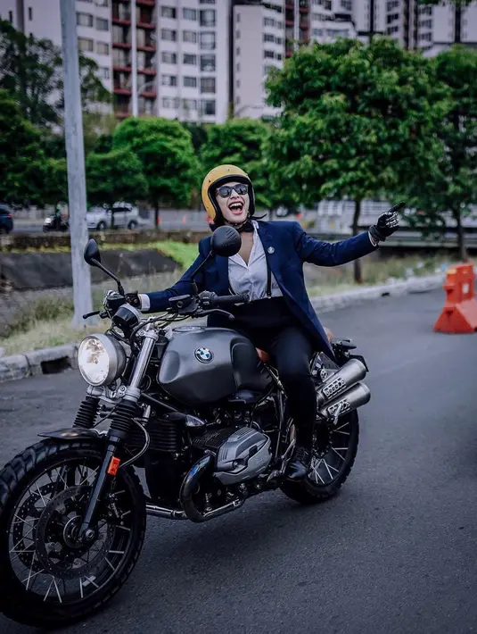 Tak hanya Kawasaki Ninja 250 cc dan Scrambler Ducati 400 cc yang menjadi motor favorite, kini Nabila sering berkendara dengan motor BMW-nya. Nabila juga terkenal trendy dalam memilih fashion-nya saat mengendarai motor gede.(Liputan6.com/IG/@nabilabylla)