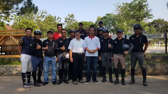 Presiden Republik Indonesia (RI), Joko Widodo mengunjungi pelatnas equestrian Asian Games 2018 di Arthayasa Stable, Bogor, Jawa Barat, Minggu (6/5/2018).