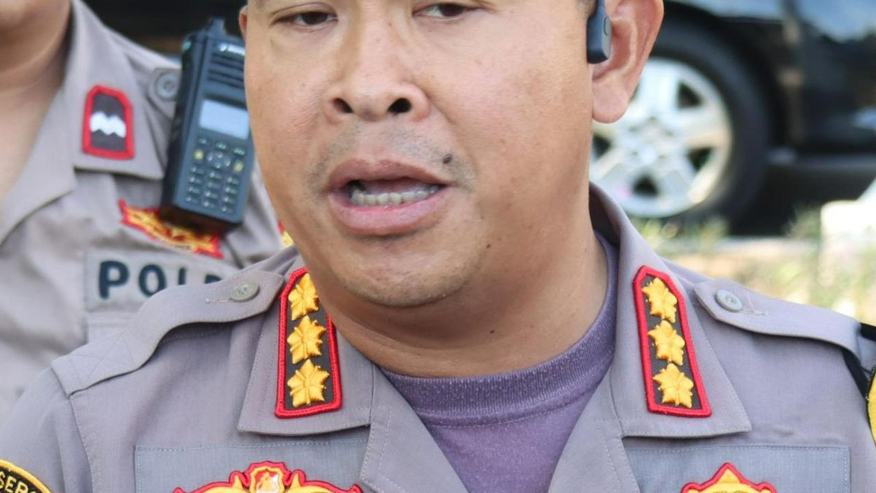 "Pada saat dibubarkan berhasil diamankan beberapa anak-anak remaja yang sedang membawa senjata tajam dan stick golf," ujar dia.