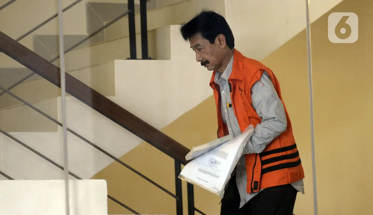 Bupati nonaktif Solok Selatan Muzni Zakaria bersiap menjalani pemeriksaan lanjutan oleh penyidik di Gedung KPK, Jakarta, Senin (24/2/2020). Muzni Zakaria diperiksa sebagai tersangka terkait suap proyek jembatan dan pembangunan masjid Solok senilai Rp 69,8  miliar. (merdeka.com/Dwi Narwoko)