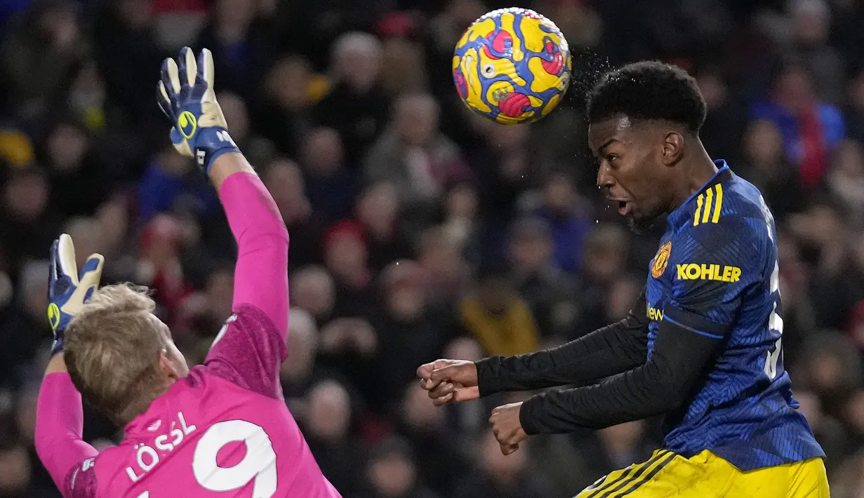 Manchester United akhirnya mampu unggul 1-0 pada menit ke-55. Tandukan Anthony Elanga berhasil membobol gawang Brentford usai menerima umpan Fred yang terlebih dahulu dikontrol dengan kakinya. (AP/Matt Dunham)
