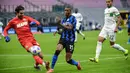 Kiper Sassuolo, Andrea Consigli, berebut bola dengan bek Inter Milan, Ashley Young, pada laga Liga Italia di Stadion Giuseppe Meazza, Rabu (7/4/2021). Inter Milan menang dengan skor 2-1. (AFP/Isabella Bonotto)