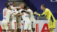 Para pemain Lyon merayakan gol kedua yang dibuat bek Leo Dubois ke gawang Bordeaux di masa injury time dalam laga lanjutan Liga Prancis 2020/21 pekan ke-22 di Groupama Stadium, Jumat (29/1/2021). Lyon menang 2-1 atas Bordeaux. (AP/Laurent Cipriani)