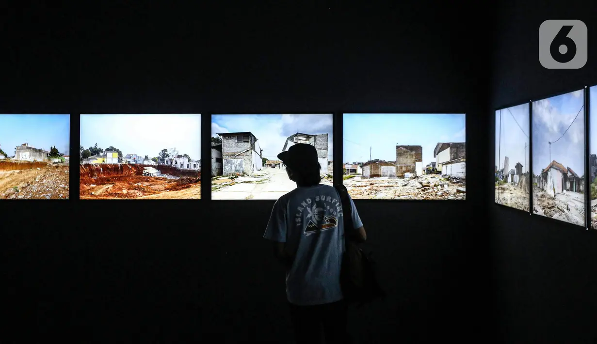 Pengunjung melihat karya seni dalam pameran bertajuk Para Sekutu yang Tidak Bisa Berkata Tidak di Galeri Nasional Indonesia, Jakarta, Jumat (28/1/2022). Pameran diinisasi oleh Galeri Nasional Indonesia dan Goethe-Institut Indonesien berlangsung hingga 27 Februari 2022. (Liputan6.com/Faizal Fanani)