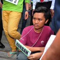 Saksi dan korban memeragakan adegan sesuai dengan BAP dikediaman Saipul. (Adrian Putra/Bintang.com)