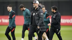 Pelatih Liverpool, Jurgen Klopp memimpin sesi latihan tim di AXA Training Centre, Liverpool, Inggris, Selasa (26/4/2022). Liverpool akan bertanding melawan wakil Spanyol, Villarreal pada leg pertama semifinal Liga Champions di Stadion Anfield, Kamis (28/4/2022) dini hari WIB. (Peter Byrne/PA via AP)