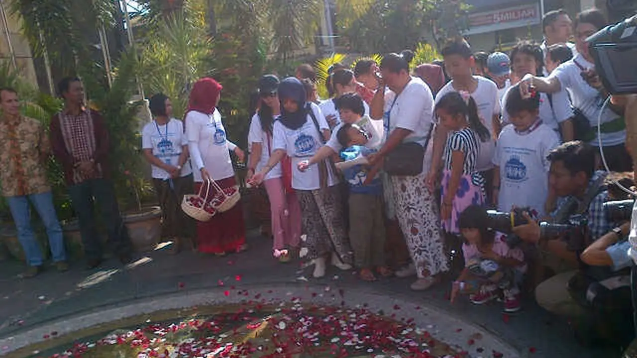 korban bom bali tabur bunga