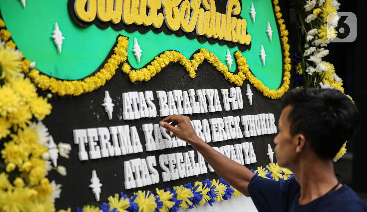 Sosok yang juga menjabat sebagai Menteri BUMN itu sudah bertolak ke Doha, Qatar sejak Rabu (29/3/2023) untuk mengadakan pertemuan dengan Presiden FIFA Gianni Infantino beserta jajarannya. (Liputan6.com/Faizal Fanani)