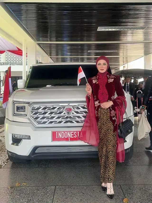 Model baju adat 7 seleb di upacara HUT RI ke-80 17 Agustus 2025, kompak foto bareng