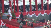 Presiden Joko Widodo (Jokowi)  turun dari mimbar kehormatan upacara peringatan HUT ke-72 TNI di Dermaga Indah Kiat Merak, Cilegon, Banten, Kamis (5/10). Jokowi bertindak sebagai inspektur upacara dalam peringatan itu. (Liputan6.com/Angga Yuniar)   