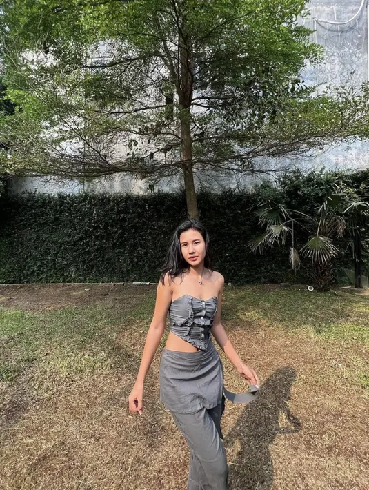 Tampil dengan bustie yang menggemaskan, gaya fashionnya begitu memikat dan inspiratif.  [Foto: Instagram/ SheninaCinnamon]