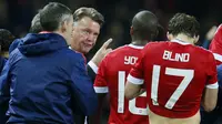 Pelatih Manchester United, Louis van Gaal memberikan arahan kepada anak asuhnya pada laga Piala Liga Inggris melawan Middlesbrough di Stadion Old Trafford, Inggris, Rabu (28/10/2015). (Action Images via Reuters/Jason Cairnduff)