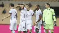 Para pemain Jerman bereaksi usai pertandingan melawan Spanyol pada UEFA Nations League 2020 di Estadio La Cartuja de Sevilla,  Spanyol, Selasa (17/11/2020). Spanyol menang telak atas Jerman 6-0. (AP Photo/Miguel Morenatti)