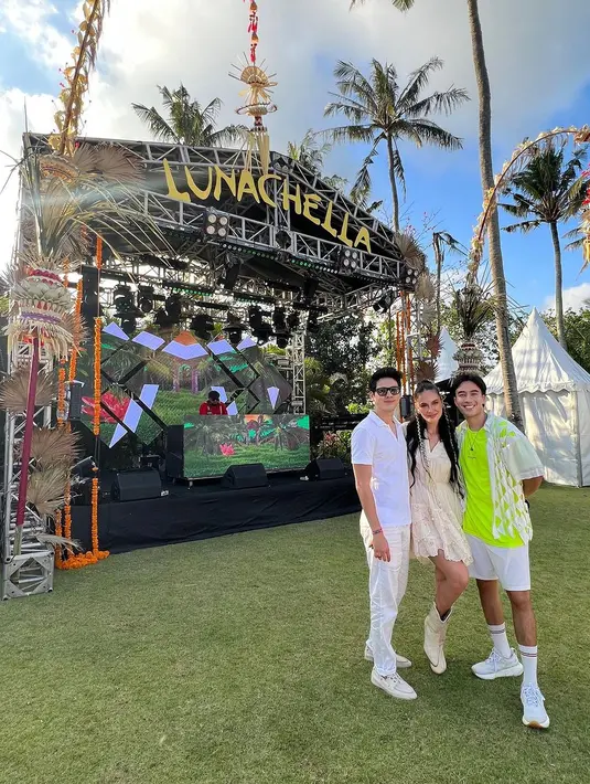 Tampilan clean Maxime Bouttier justru bikin dia terlihat menonjol dengan kacamata hitam[@vidialdiano]