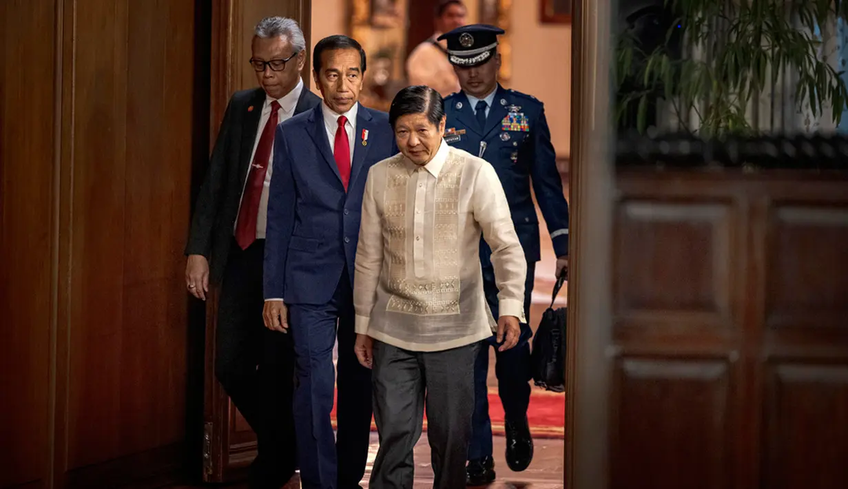 Seperti diberitakan Antara, Sekretariat Presiden di Jakarta menginformasikan kehadiran Presiden Jokowi beserta rombongan disambut langsung oleh Presiden Marcos Jr berikut lantunan lagu kebangsaan kedua negara yang diperdengarkan. (Ezra Acayan/Pool Photo via AP)