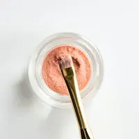 Bedak tabur memiliki tekstur yang lebih halus daripada bedak padat. (unsplash.com/@joannakosinska)