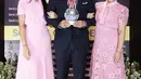 Di malam penghargaan AHY, Annisa Pohan dan Almira Tunggadewi kembali tampil kembar dengan dress pink [@annisayudhoyono]