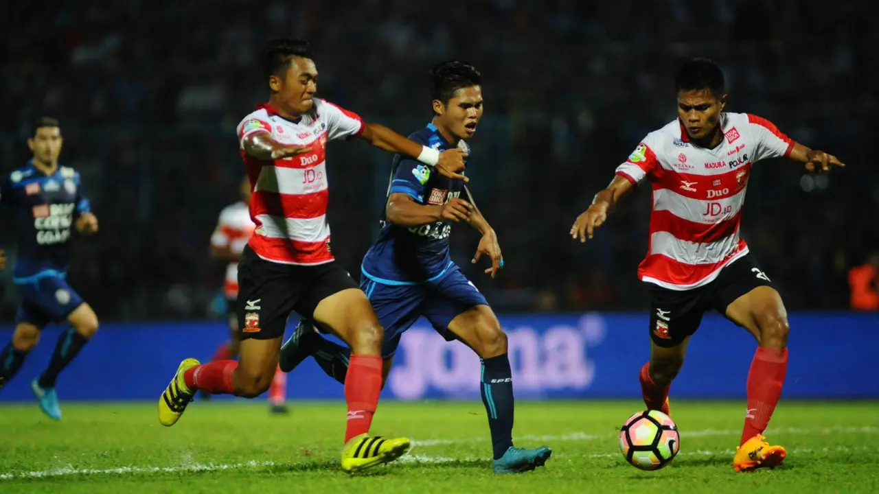 Arema FC vs Madura United (Liputan6.com / Rana Adwa)