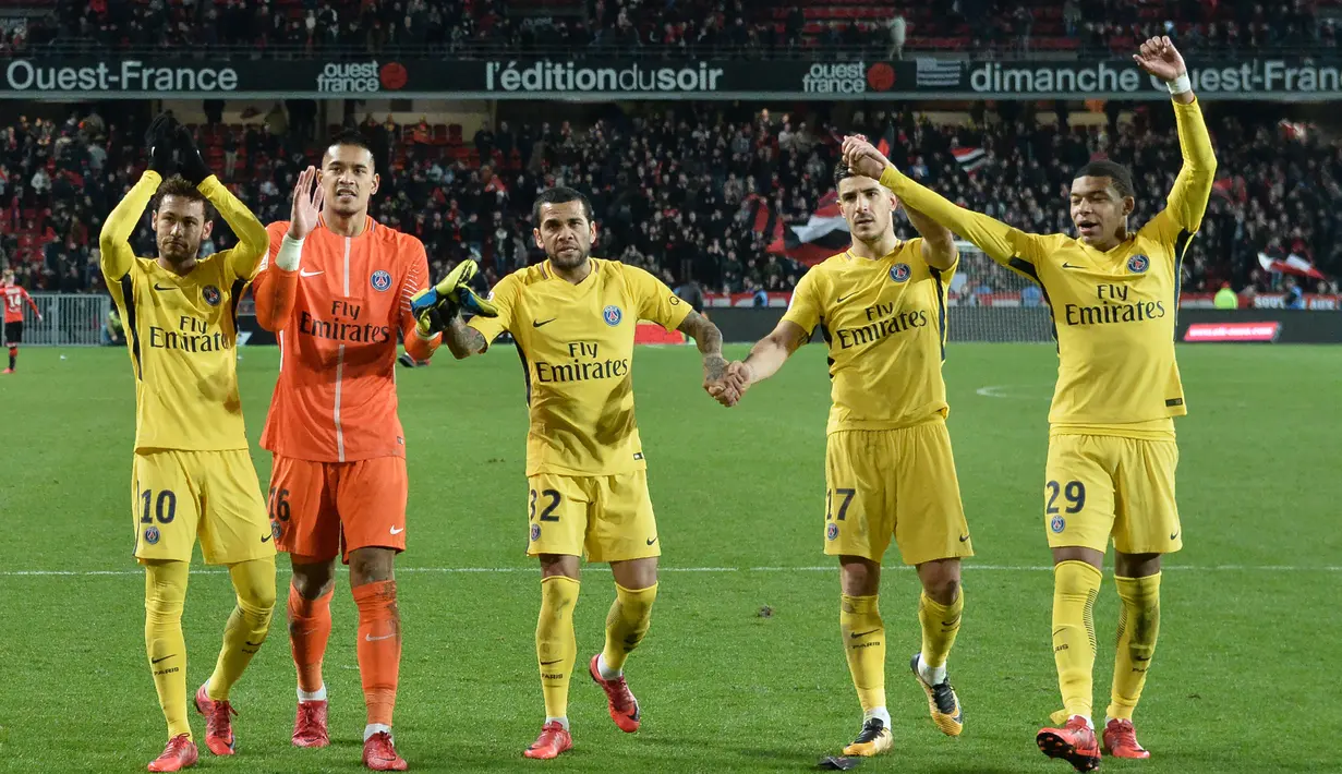 Para pemain PSG memberikan salam kepada fans usai menang atas Rennes pada laga Ligue 1 Prancis di Roazhon Park, Rennes, (16/12/2017). PSG menang 4-1. (AFP/ Jean-Francois Monier)