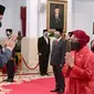 Presiden Joko Widodo (kiri) memberi selamat kepada Tri Rismaharini usai melantiknya sebagai Menteri Sosial di Istana Negara, Jakarta, Rabu (23/12/2020). (Foto: Muchlis Jr - Biro Pers Sekretariat Presiden)