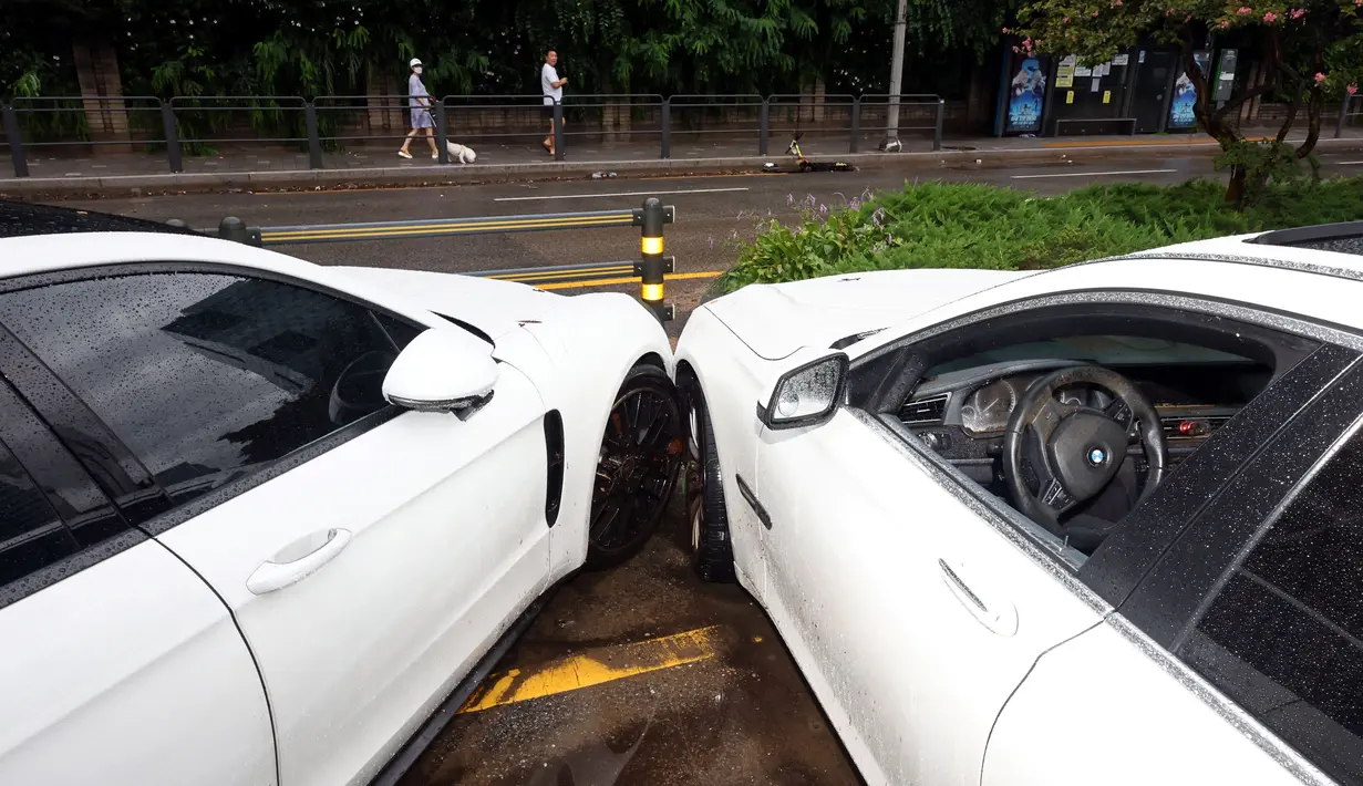 Mobil yang rusak akibat air banjir terlihat di jalan setelah hujan deras di distrik Gangnam di Seoul pada Selasa (9/8/2022). Administrasi Meteorologi Korea sebelumnya telah mengeluarkan peringatan hujan lebat di Seoul, kota pelabuhan barat Incheon, bagian utara Provinsi Gyeonggi dan Provinsi Gangwon utara. (YONHAP / AFP)