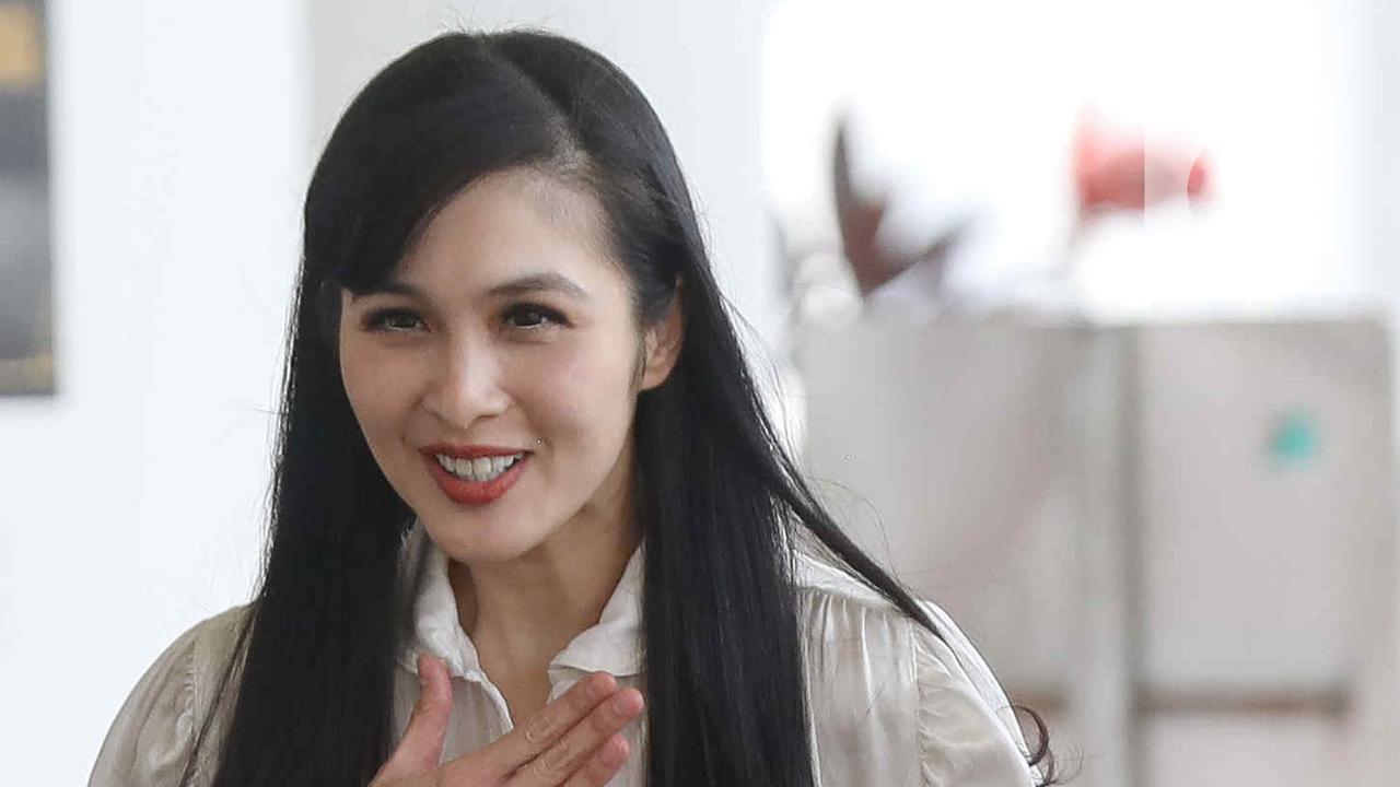 Diperiksa Sebagai Saksi, Sandra Dewi Tebar Senyum