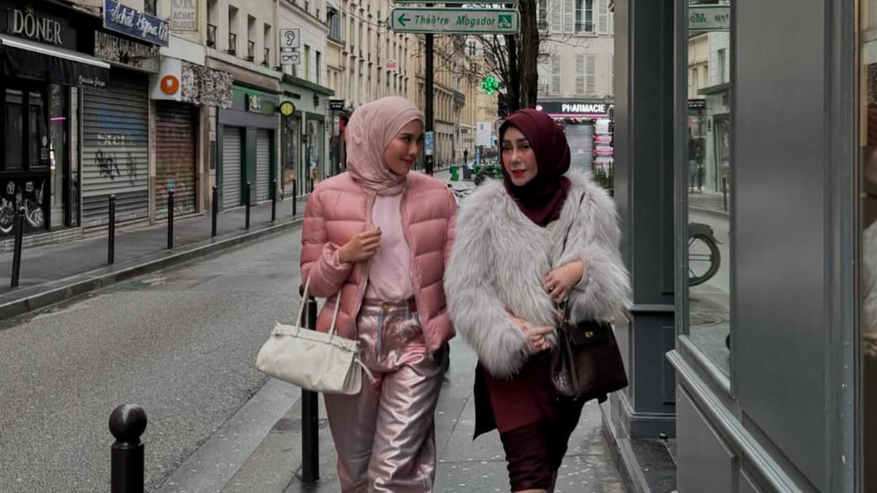7 Potret Syahnaz Sadiqah Liburan ke Paris, Gaya Elegan - Amy Qanita Kenakan Jaket Bulu-Bulu