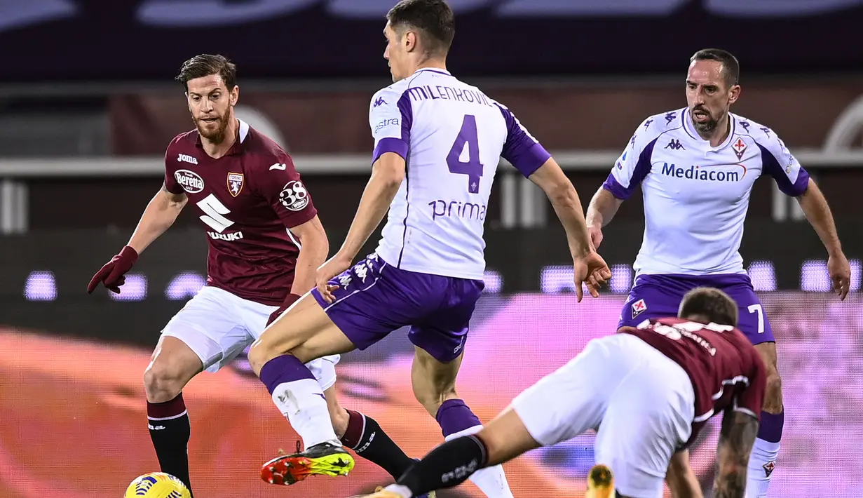 Bek Fiorentina, Nikola Milenkovic (tengah) menguasai bola dibawah tekanan dua pemain Torino dalam laga lanjutan Liga Italia 2020/21 pekan ke-20 di Olympico Grande Stadium, Jumat (29/1/2021). Fiorentina bermain imbang 1-1 dengan Torino. (LaPresse via AP/Fabio Ferrari)