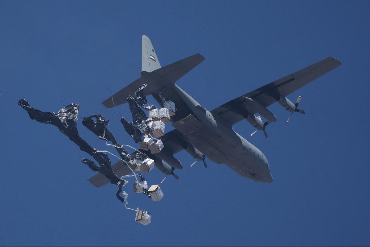 FOTO:  Momen Bantuan Kemanusiaan Dijatuhkan dari Udara di Langit Gaza