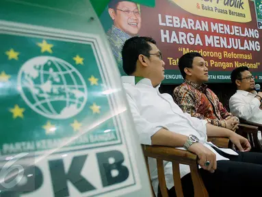 Muhaimin Iskandar (kedua kanan) saat menghadiri diskusi ‘Lebaran Menjelang Harga Menjulang’ di Aula Gus Dur, Jakarta, Kamis (25/6/2015). Muhaimin meminta pemerintah menjamin layanan transportasi yang baik menjelang Lebaran. (Liputan6.com/Johan Tallo)