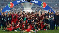 Portugal keluar sebagai juara Piala Eropa usai mengalahkan Prancis 1-0 di di Stade de France, Senin (11/7). (REUTERS)