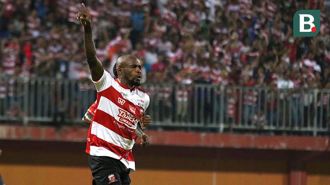 Selebrasi striker Madura United, Greg Nwokolo, setelah mencetak gol ke gawang Mitra Kukar di Stadion Gelora Ratu Pamelingan, Pamekasan, Kamis (13/9/2018). (Bola.com/Aditya Wany)