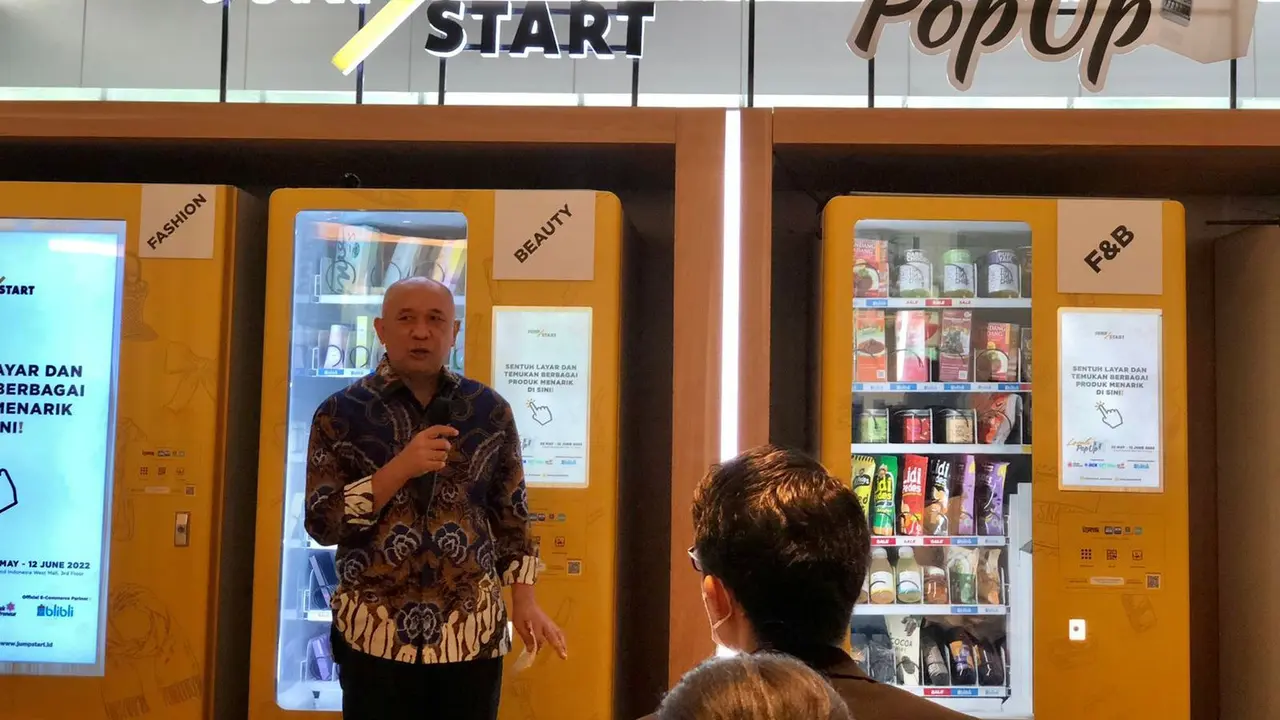 Menteri Koperasi dan UKM Teten Masduki mendukung peluncuran Vending Machine UMKM Kolaborasi Blibli dengan Jumpstart, di Locale Pop Up, Lantai 3, West Mall Grand Indonesia, Senin (30/5/2022).