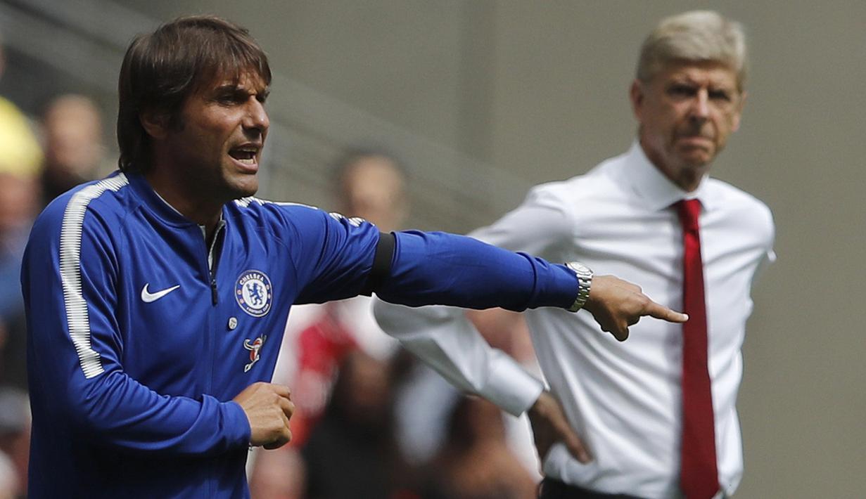 Gaya pelatih Chelsea, Antonio Conte (kiri) berteriak memberikan instruksi kepada anak asuhnya saat melawan Arsenal pada laga Community Shield 2017 di Wembley Stadium, London, (6/8/2017). (AFP/Frank Augstein)