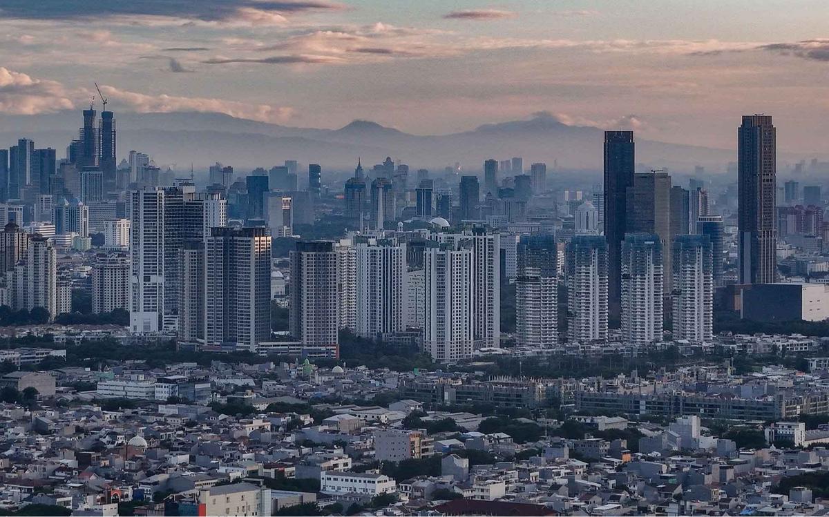 FOTO: Melihat Senja saat Langit Jakarta Cerah di Kawasan JIS