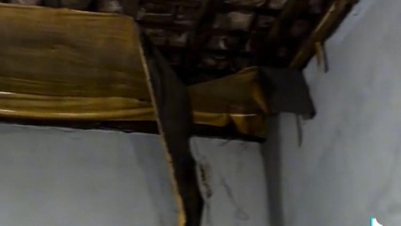 Atap rumah kontrakannya juga tampak hampir roboh di beberapa bagian.